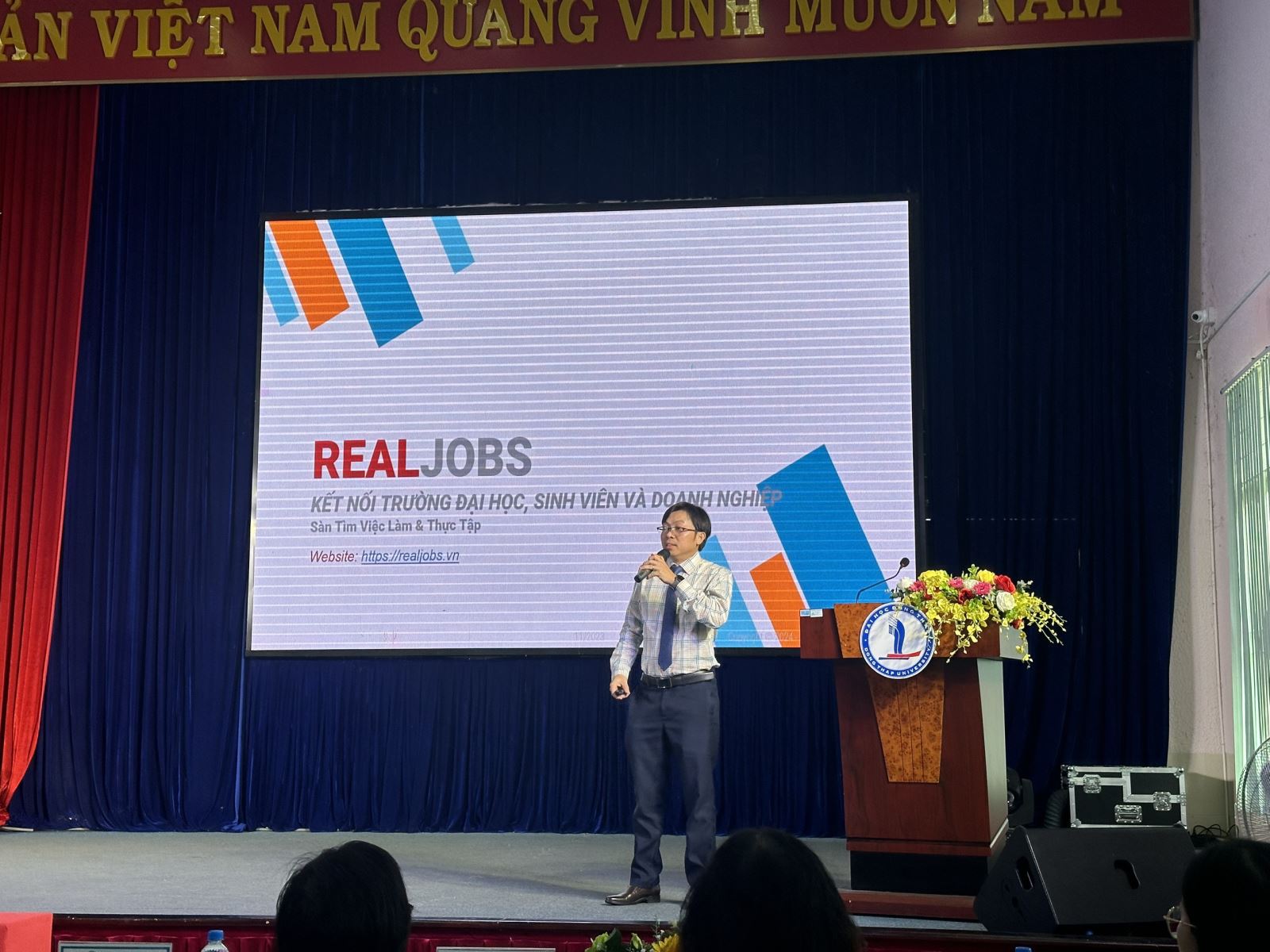 Giám đốc Nguyễn Trọng Thành giới thiệu phần mềm RealJobs tại Trường Đại học Đồng Tháp